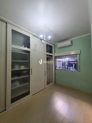 Hall com armários embutidos e paredes verde-água.
