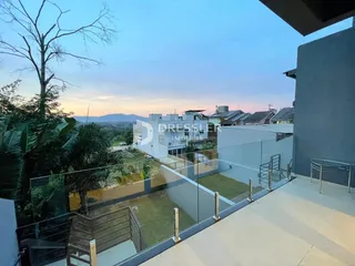 Vista de um terraço moderno com vista para a paisagem.