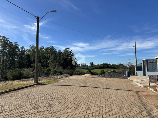 Vista externa de uma área pavimentada com paisagem de fundo em Lajeado.