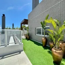 Vista externa de um terraço com vegetação e grade de segurança em uma propriedade em Lajeado.