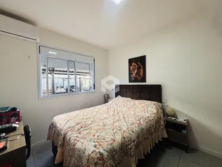 Quarto com cama e janela em um imóvel no Brasil.