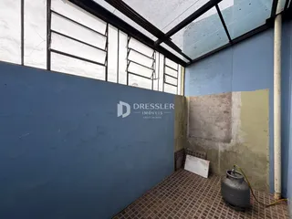 Foto de um interior com estrutura metálica exposta e piso de cerâmica.