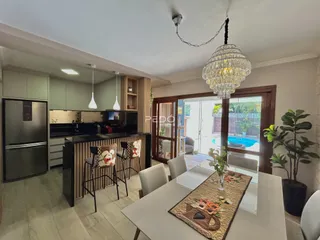 Vista da sala de estar e cozinha de um imóvel em Lajeado.
