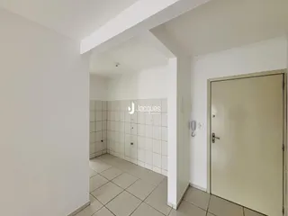 Hall da frente com piso de cerâmica claro.