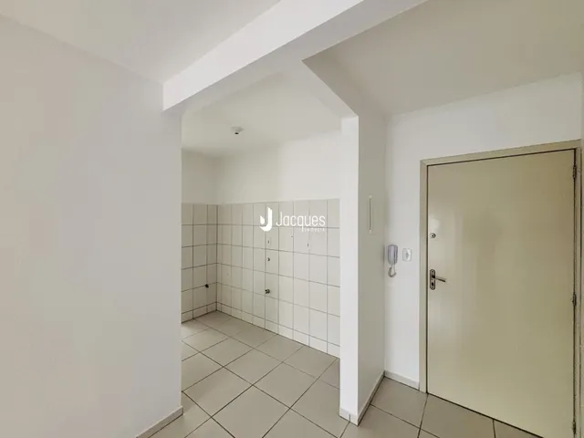 Hall da frente com piso de cerâmica claro.