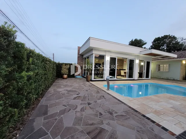 Fachada de casa em Lajeado com piscina e área externa pavimentada.
