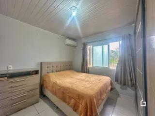 Quarto com cama e janela em um imóvel no Brasil.