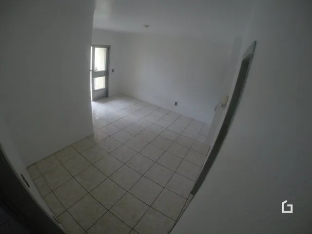 Um corredor com piso de cerâmica claro.