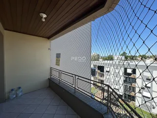 Vista da varanda com grade de segurança e vizinhança de edifícios em Lajeado.