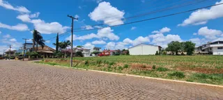 Vista externa de uma rua pavimentada em Lajeado, Brasil.