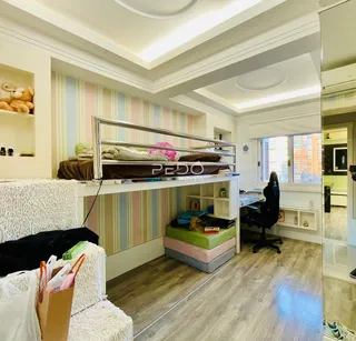 Quarto com cama de beliche e piso de madeira em um imóvel no Brasil.