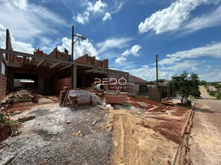 Vista externa de uma construção em Lajeado, Brasil, mostrando a estrutura em fase de obra.