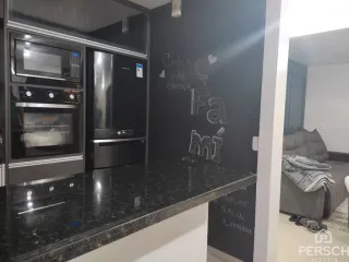 Foto de uma cozinha moderna com armários escuros e bancada de granito preto.