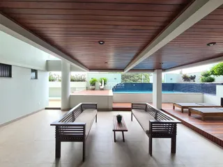Área externa com deck e piscina em Lajeado, Brasil.