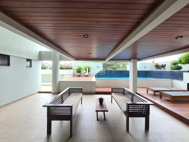 Área externa com deck e piscina em Lajeado, Brasil.