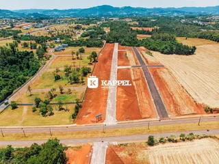 Vista aérea de um terreno rural com campos secos e estradas em Lajeado, Brasil.