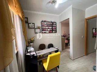 Ambiente interno de uma sala com janela e decoração.