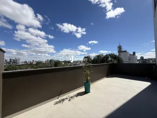 Vista da varanda com vista para a paisagem urbana.