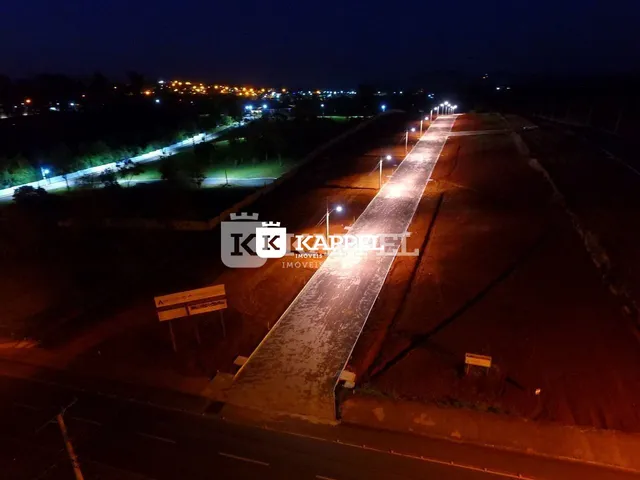 Vista aérea de um terreno aberto com estrada iluminada em Lajeado.