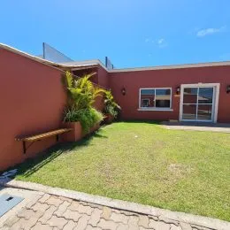 Fachada externa de uma residência em Lajeado, Brasil, com gramado em frente.
