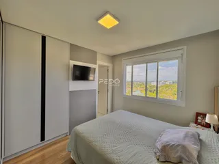 Quarto com armário e vista pela janela em um imóvel no Brasil.