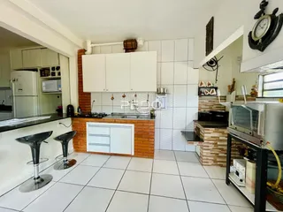 Interior da cozinha e sala de jantar de uma residência em Lajeado.