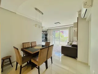 Sala de jantar e estar com piso claro na residência.