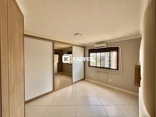 Vista interna de um cômodo com piso de cerâmica e janela.