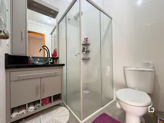 Foto de um banheiro moderno com box de vidro.