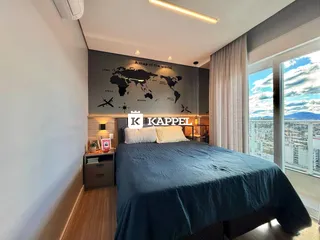 Quarto com cama grande e vista panorâmica da cidade.