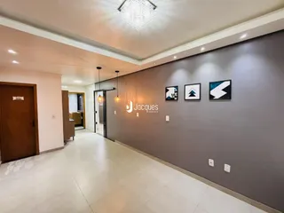 Hall de entrada de uma residência com piso claro e paredes neutras.