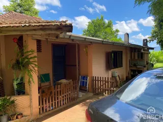 Fachada de uma residência em Lajeado, Brasil, com cerca e carro estacionado na frente.