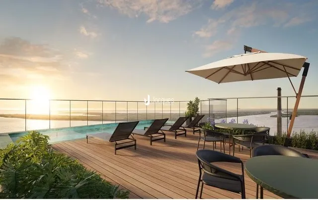 Vista da propriedade com deck e área externa voltada para a água.