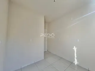 Corredor interno de uma propriedade com paredes brancas.