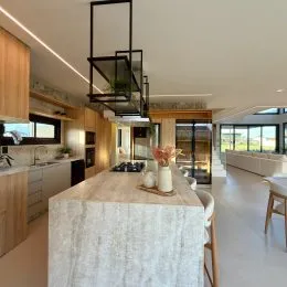 Foto de uma cozinha com ilha central e bancada clara.