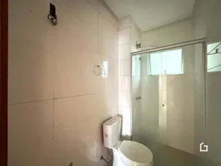 Foto de um banheiro com revestimento cerâmico nas paredes.