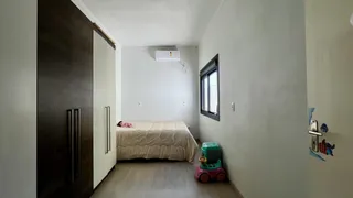 Quarto com cama e guarda-roupa em ambiente interno.