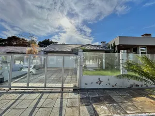 Fachada de uma residência com cerca de vidro em Lajeado, Brasil.
