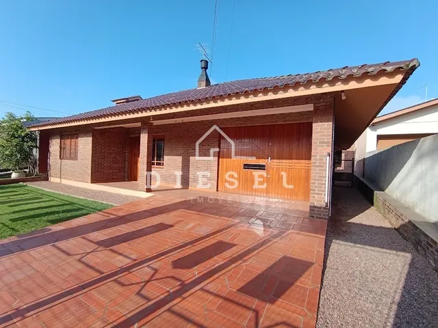 Fachada de casa com telhado de telhas e alvenaria de tijolos.