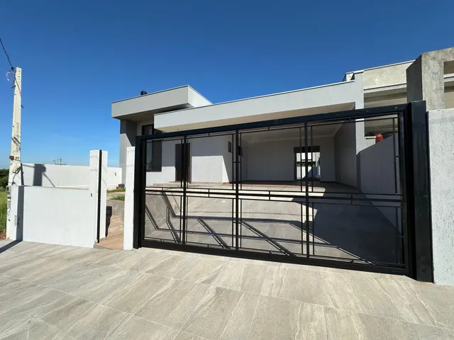 Fachada de uma residência com portão de metal em Lajeado, Brasil.