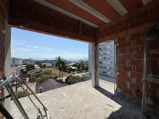 Vista de uma parede de tijolos exposta com vista para a paisagem ao longe.