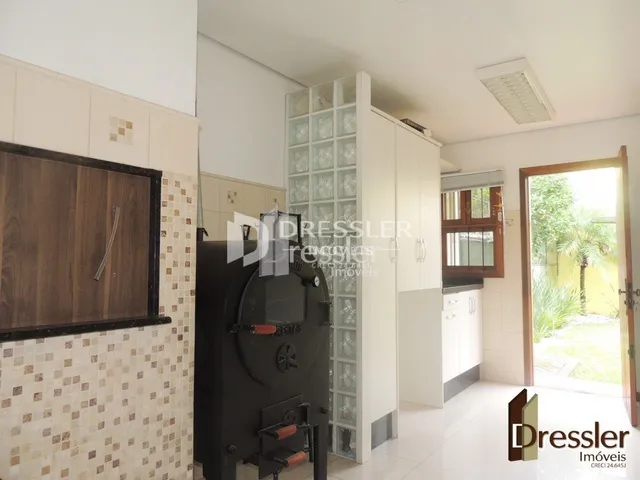 Interior de uma sala com armários e um fogão de ferro.