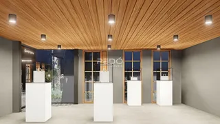 Interior de um ambiente com teto de madeira e paredes cinzas.