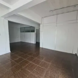Ambiente interno com piso de cerâmica e armários brancos.