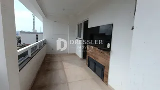 Vista do corredor interno de um imóvel em Lajeado.