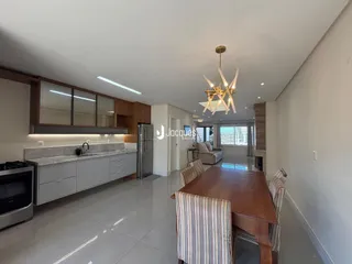 Vista da sala de jantar e cozinha de um apartamento em Lajeado, Brasil.