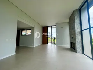 Interior de um ambiente com paredes brancas e piso claro.