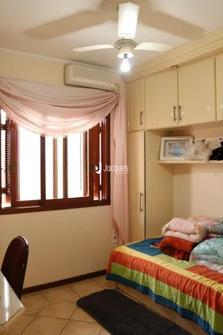 Quarto com janela e ar-condicionado instalado.