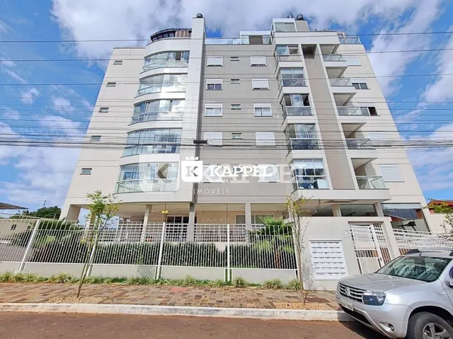 Fachada de um prédio residencial em Lajeado, Brasil, com vários andares e varandas.