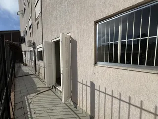 Fachada de um imóvel em Lajeado, Brasil, mostrando uma parede e um pátio.